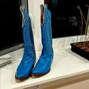 Rare pair of vintage cowboy boots size 6